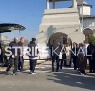 Imaginile durerii de la slujba de înmormântare a gravidei decedate în explozia din Rahova. Cortegiul funerar a ajuns la biserică